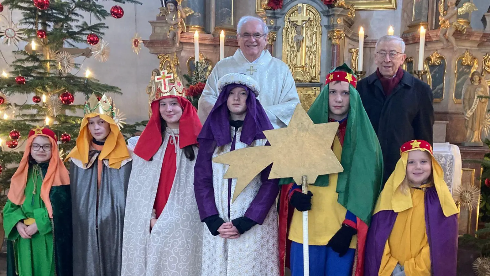 Personen hinten von links: Pfarrer Gerhard Pausch und Mesner Josef Albrecht<br>Sternsinger vordere Reihe von links: Marlene Schnorr, Paul Häupl, Sophia Förster, Anna Janker, Toni Trautner, Pia Trautner<br> (nicht im Bild: Leopold Häupl, Bittner Martha)  (Bild: Reinhard Haise)