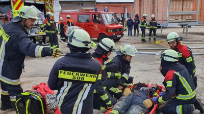 Aktive aus sieben Feuerwehren arbeiten bei der Übung in der Ziegelei Leipfinger-Bader zusammen. (Bild: lia)
