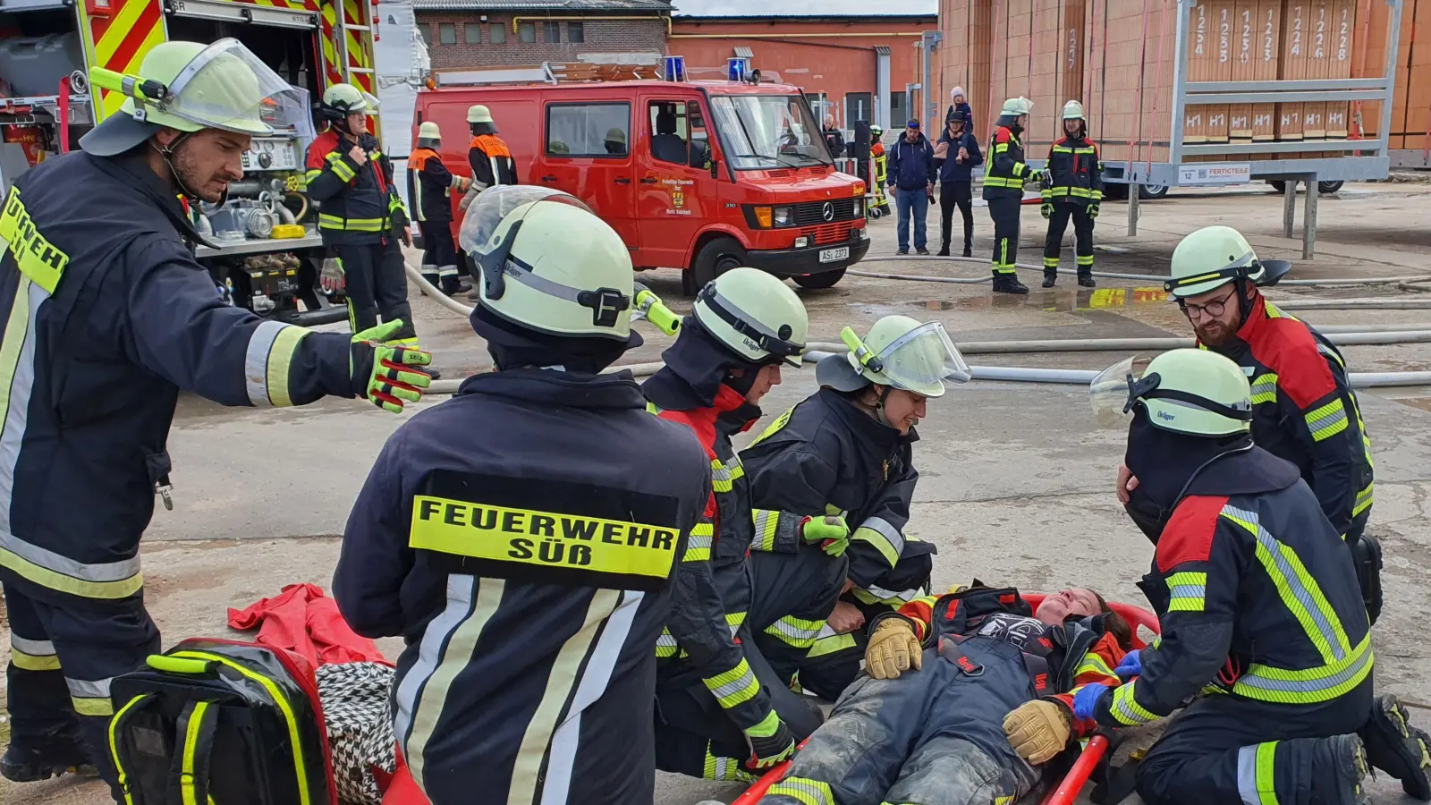 Aktive aus sieben Feuerwehren arbeiten bei der Übung in der Ziegelei Leipfinger-Bader zusammen. (Bild: lia)