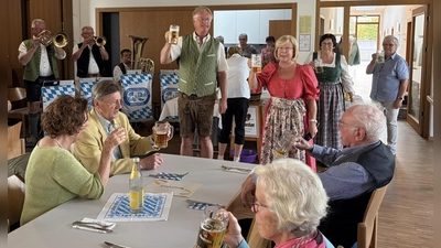 „O´zapft is!” hieß es mit unserem 2.Bürgermeister Karl-Heinz Dausch (stehend von links) und Seniorenbeauftragte Gabriele Beck (stehend rechts) im kath. Pfarrheim auf der Seniorenkirwa.  (Bild: Silvia Beck)