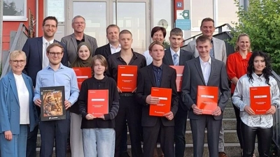 Entlassschüler Ghina Ibesh, Jasmin Akbiyik, Elias Litau, Matthias Bösl, Florian Radies, Michael Bock, Monirée Aprin mit Schulleiterin Gabriela Reitinger-Maier, Klassleitungen Matthias Hübner und Ulrike Wirth, Bürgermeistern Reinhard Sollfrank, Andreas Hösl, Tanja Kippes und Ernst Schicketanz und Johannes Panzer von puzzleYOU. (Bild: Nadine Adam)