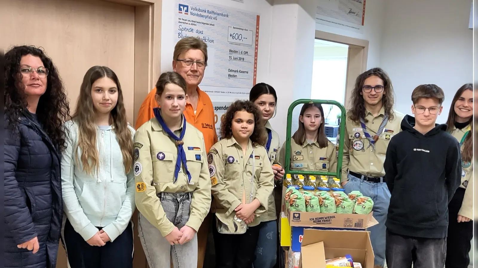 Spendenübergabe an die Tafel (Bild: Johannes Loibl)