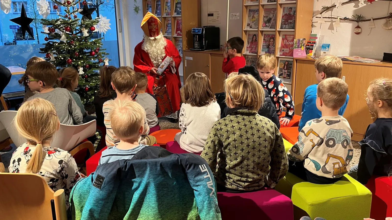 Der Hl. Nikolaus beim Vorlesen. (Bild: Pia Heinrich)