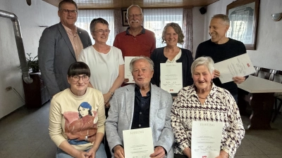 Jubilarehrung bei der SPD Mantel: vorne v.l.n.r.: Andrea Bertelshofer, Dietmar und Gudrun Horch; hinten v.l.n.r.: Rainer Vater (SPD Weiherhammer), Daniela Fuhrmann, Uli Kreß, Andrea und Alexander Ucles-Bäumler. (Bild: Silvia Klier)