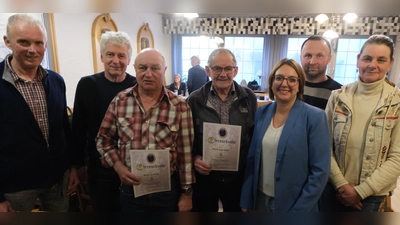 Mit Ehrenurkunde und Präsent zeichneten Vorsitzender Markus Staschewski (Bild links) und die Vorstandschaft treue und langjährige Mitglieder des OWV-Zweigvereins Floß und Umgebung aus. (Bild: Fred Lehner)