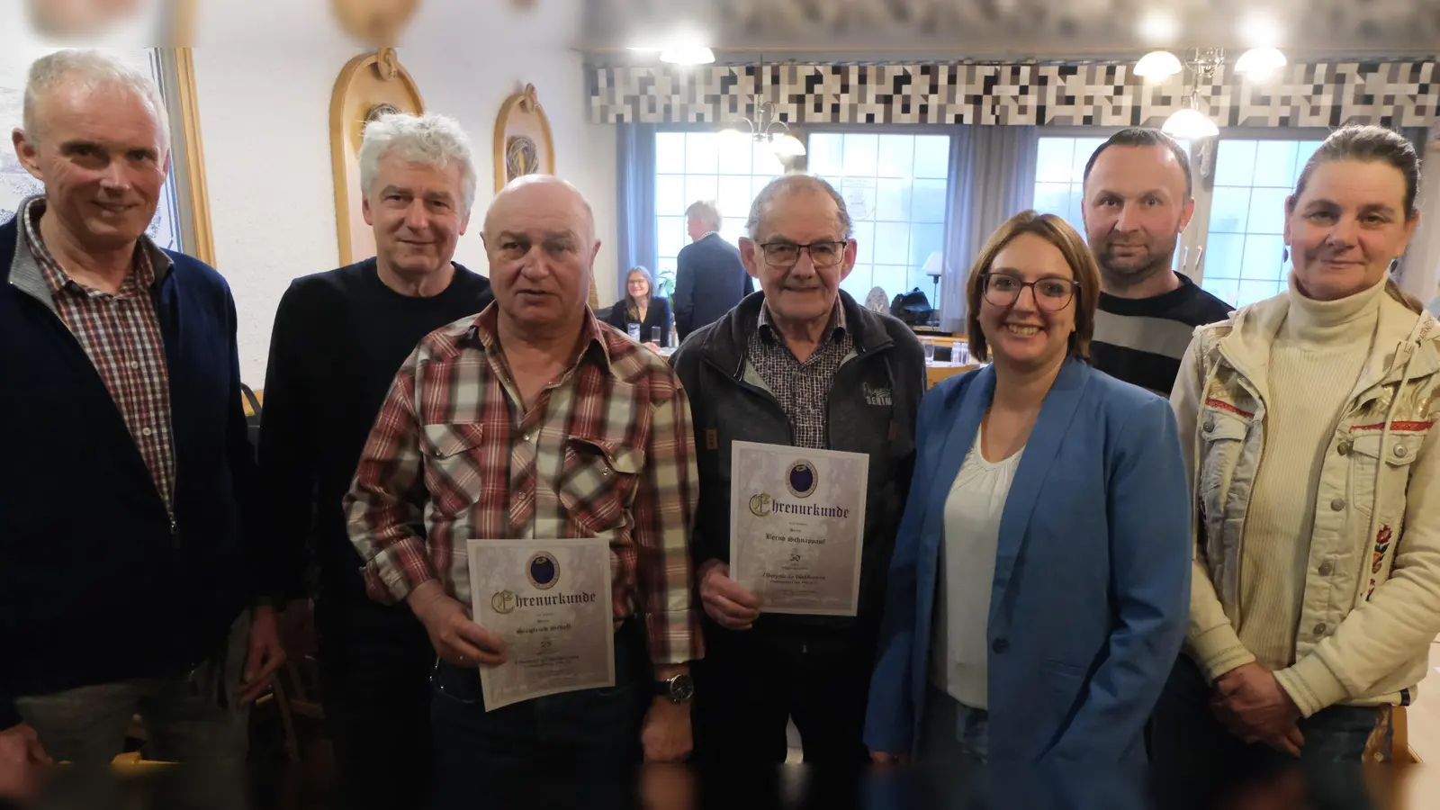 Mit Ehrenurkunde und Präsent zeichneten Vorsitzender Markus Staschewski (Bild links) und die Vorstandschaft treue und langjährige Mitglieder des OWV-Zweigvereins Floß und Umgebung aus. (Bild: Fred Lehner)