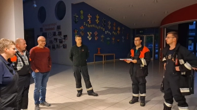 Bei der Ortsbegehung in der Grund- und Mittelschule Schnaittenbach v. l. Kommandantin Anja Mayrhofer aus Holzhammer, Kommandant Thomas Hackenberg aus Kemnath a. B., Hausmeister Bernhard Hofmann, Kommandant Lucas Reindl, Zugführer Horst Kellner und stellv. Kommandant Michael Hottner aus Schnaittenbach. (Bild: Ulrich Reindl)