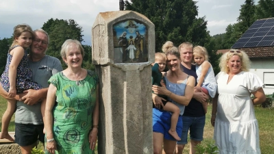 Die Künstlerin Maria Hertrich, rechts mit den drei Generationen auf der Krücklasmühle. (Bild: Herbert Ziegler)
