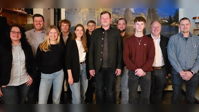 Bisherige und neue Vorstandschaft der Jungen Union Schnaittenbach mit 1. Bürgermeister Marcus Eichenmüller  (Bild: Thomas Hottner )