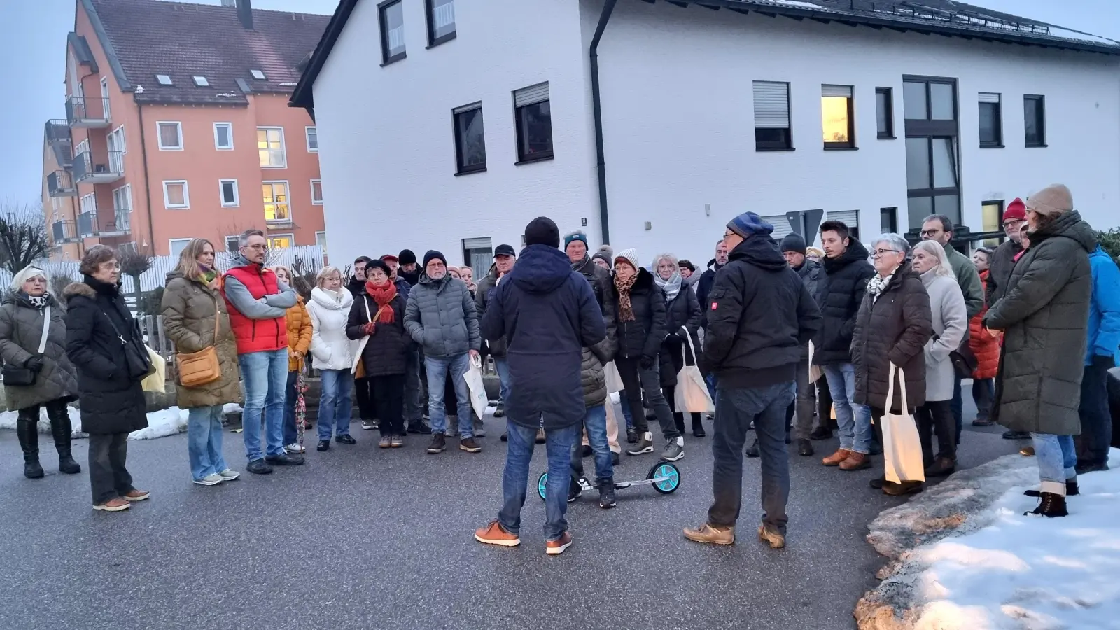 Groß war das Interesse der Schwarzenfelder zu bereits realisierten Bauprojekten und künftigen Maßnahmen beim Rundgang mit dem Bürgermeister,  (Bild: mab)