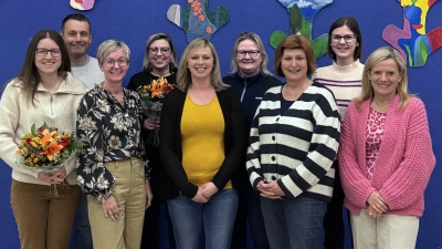 Die neu gewählte Vorstandschaft stellt sich vor: Sabine Spindler, Susanne Arbogast, Gabi Schindler, Nadine Markert, Monika Reindl, Caroline Wagner, Michaela Bergmann, Uwe Bergmann, Stefanie Escherl (von rechts) (Bild: Rudolf Bergmann)