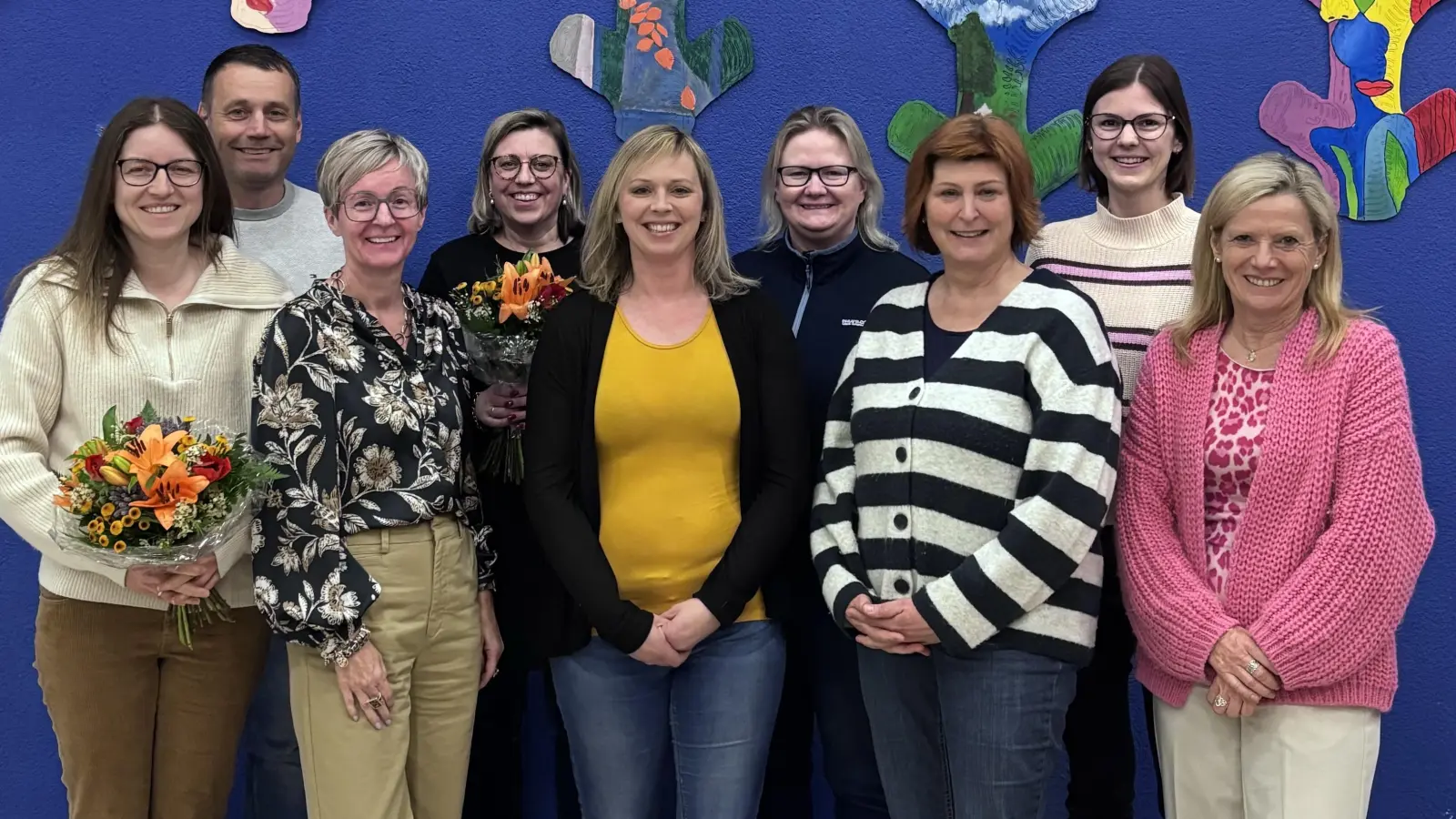 Die neu gewählte Vorstandschaft stellt sich vor: Sabine Spindler, Susanne Arbogast, Gabi Schindler, Nadine Markert, Monika Reindl, Caroline Wagner, Michaela Bergmann, Uwe Bergmann, Stefanie Escherl (von rechts) (Bild: Rudolf Bergmann)