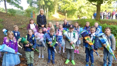 Lehrerin Britta Bruhn mit den 16 Schulanfängern. (Bild: Heidi Kurz)