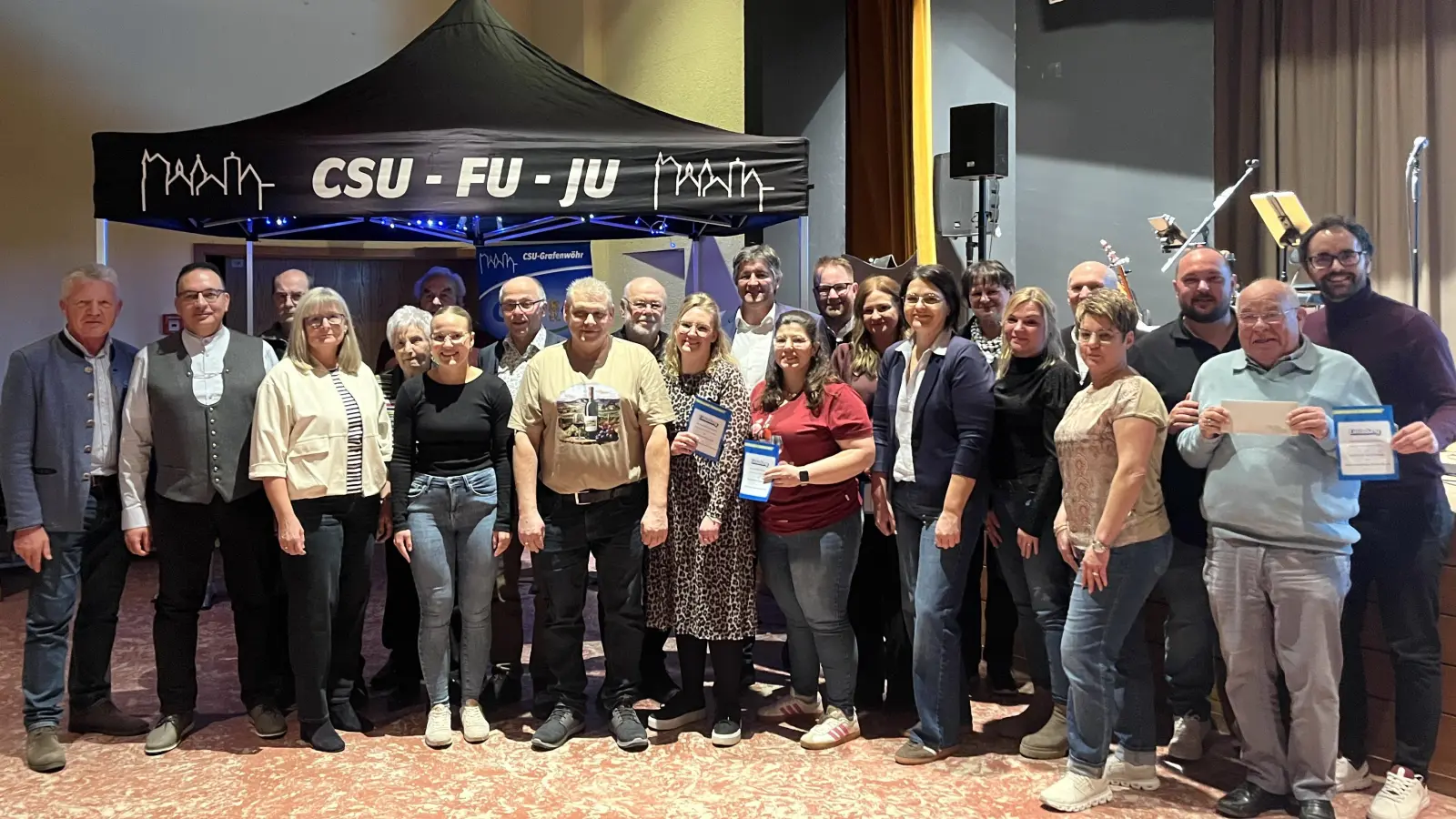 Mit einem stimmungsvollen Weinabend beendete die Grafenwöhrer CSU ihre Wahlvorbereitung. Strahlende Gesichter gab es bei den Preisträgern des Kandidatenrätsels.  (Bild: Gerald Morgenstern)