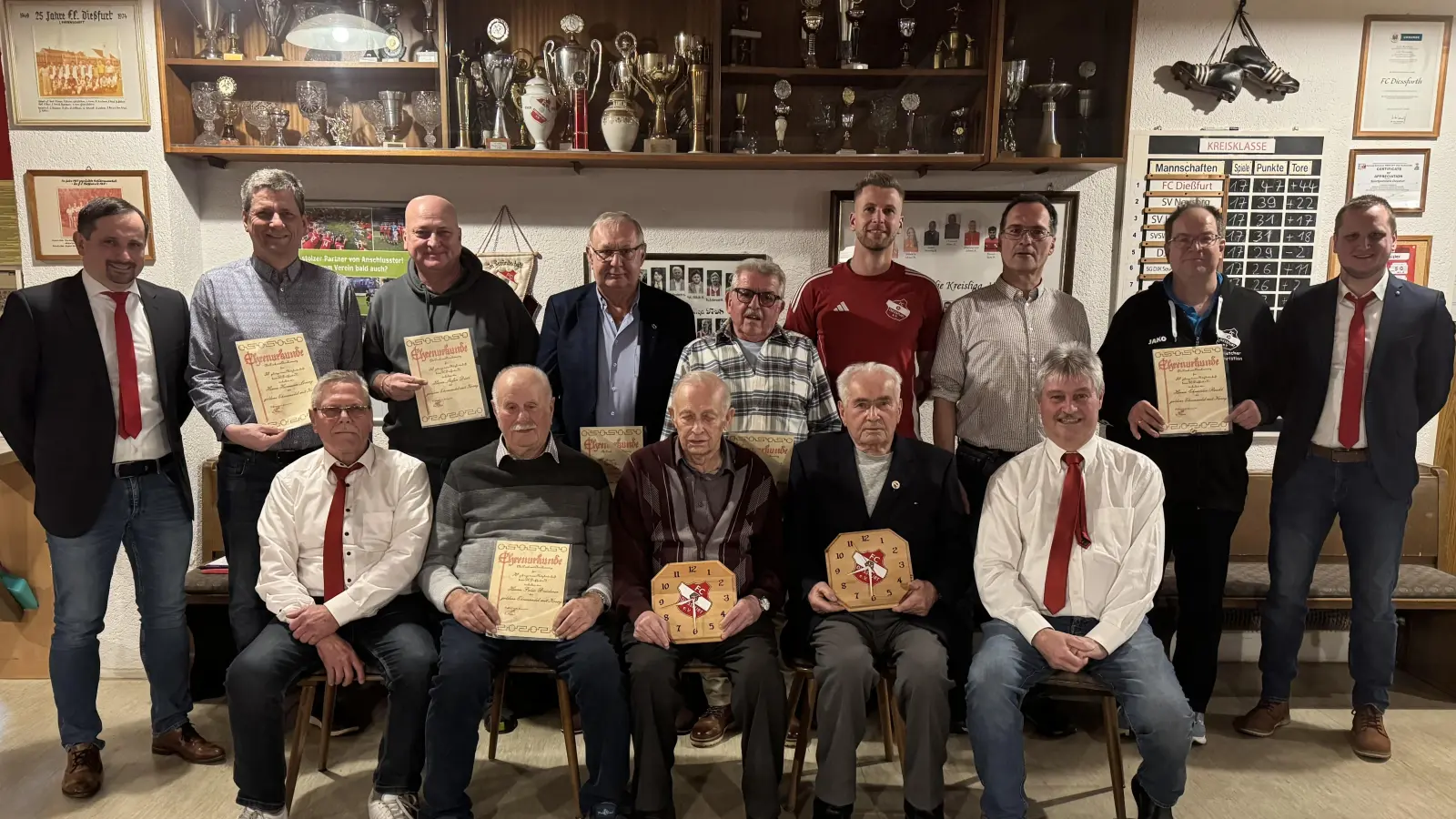 (Sitzend v.l.) Henry Schraml, Felix Brüderer, Josef Kellner, Max Lorenz, Siegbert Brüderer, (stehend v.l.) Vorsitzender Tobias Hösl, Hermann Lorenz, Stefan Dietl, Albert Rupprecht, Hans Arnold, Raphael Hösl, Hans-Jürgen Lorenz, Christian Reichl, Ehrenamtsbeauftragter Stefan Kallmeier.  (Bild: Rudi Fischer)