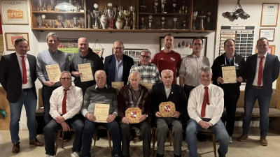 (Sitzend v.l.) Henry Schraml, Felix Brüderer, Josef Kellner, Max Lorenz, Siegbert Brüderer, (stehend v.l.) Vorsitzender Tobias Hösl, Hermann Lorenz, Stefan Dietl, Albert Rupprecht, Hans Arnold, Raphael Hösl, Hans-Jürgen Lorenz, Christian Reichl, Ehrenamtsbeauftragter Stefan Kallmeier.  (Bild: Rudi Fischer)