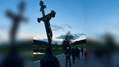 Gute Tradition vor dem Festtag Christi Himmelfahrt: die Gläubigen der Pfarrei Unterauerbach bei ihrem Bittgang nach Mitterauerbach. (Bild: Franz Grabinger)