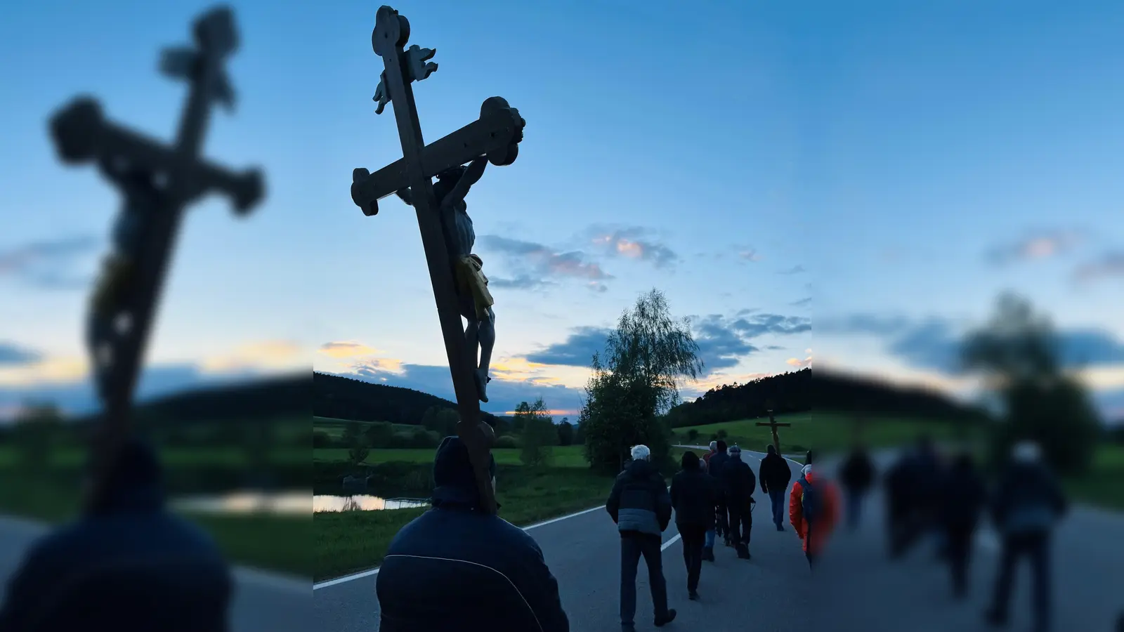 Gute Tradition vor dem Festtag Christi Himmelfahrt: die Gläubigen der Pfarrei Unterauerbach bei ihrem Bittgang nach Mitterauerbach. (Bild: Franz Grabinger)