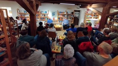 Thomas Bäumler und Stefan Voit in der Stadtbücherei Waldsassen. (Bild: Kristina Gebel )