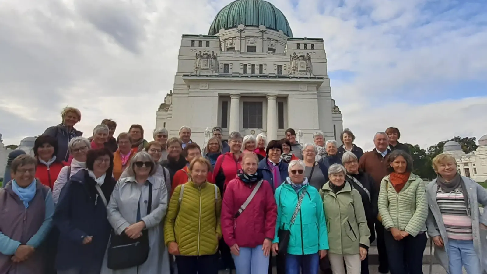 Die Reisegruppe vor der Friedhofskirche im Zentralfriedhof Wien (Bild: Angelika Vogl)