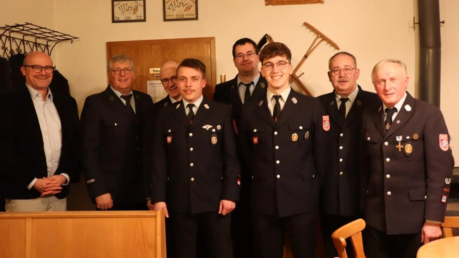 Neuer Vorsitzender der Schwarzenecker Feuerwehr ist Josef Fischer (Dritter von rechts). Ihm gratulierten Bürgermeister Maximilian Beer (links) und Kommandant Dominik Meier (vierter von links). (Bild: Dominik Meier)