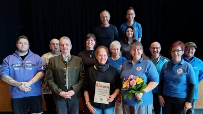 Der neu gewählte Vorstand mit Ausschuss sowie Petra Schultes und Vorsitzende Sonja Kramer, die für 30 Jahre Mitgliedschaft geehrt wurden.  (Bild: Daniel Marx)