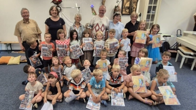 Die Sprösslinge der Musikalischen Früherziehung und der Oktala-Gruppe präsentierten sich bei der Zeugnisübergabe frohgelaunt. In der hinteren Reihe von links die Musikschul-Repräsentanten Karl Wildenauer, Marie Langgärtner, Gudrun Seibert, Werner Fritsch, Maria Wildenauer und Vronita Grünauer. (Bild: Karl Wildenauer)