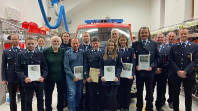 Für ihre Treue zur Feuerwehr wurden mehrere Mitglieder ausgezeichnet: 25 Jahre: Nicole Riolfi, Carina Burger, Nadja Kutzer, Carola Glaser; 40 Jahre: Max Ernstberger, Gerhard Stock, Alois Wölfl; 50 Jahre: Josef Burger, Adolf Mohr.  (Bild: Martina Kropf)