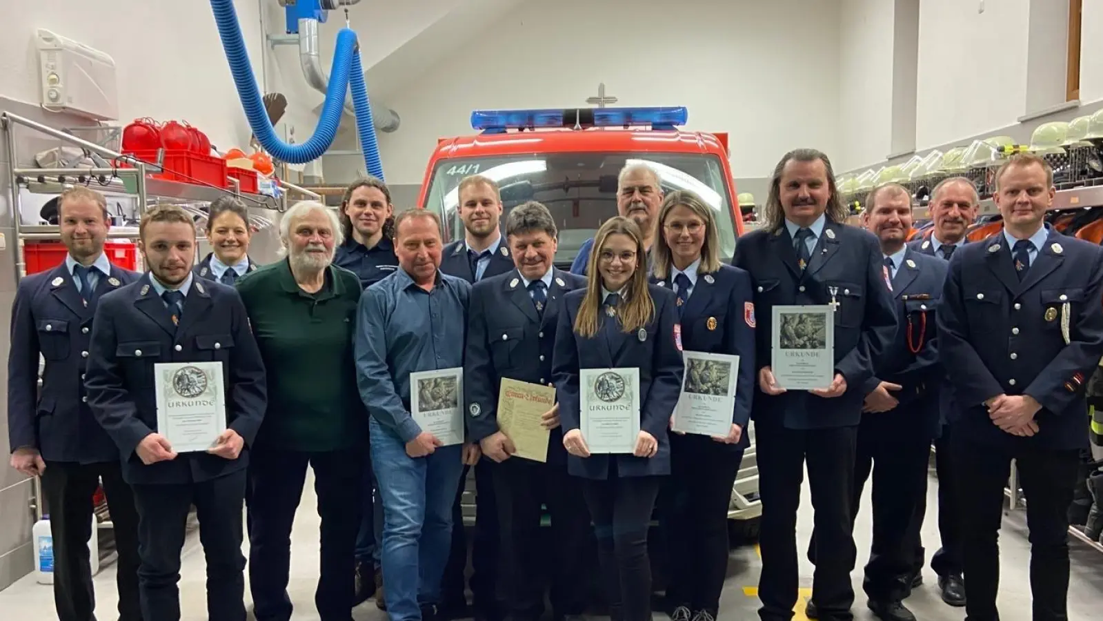 Für ihre Treue zur Feuerwehr wurden mehrere Mitglieder ausgezeichnet: 25 Jahre: Nicole Riolfi, Carina Burger, Nadja Kutzer, Carola Glaser; 40 Jahre: Max Ernstberger, Gerhard Stock, Alois Wölfl; 50 Jahre: Josef Burger, Adolf Mohr.  (Bild: Martina Kropf)
