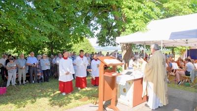 Aschach feierte wie alljährlich im Freien vor der Donatuskapelle mit Pfarrer Eduard Kroher einen Festgottesdienst zu Ehren des hl. Donatus. i (Bild: Alfred Schorner)