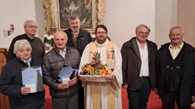 Das Ehepaar Aurelia und Michael Lindner (vorne links) wurden feierlich nach über 20 Jahren treuen Wirkens aus dem Mesnerdienst verabschiedet. Pfarrer Pater Johannes, Pfarrer i.R. Helmut Süß sowie Mitglieder der Kirchenverwaltung sagten ein herzliches Vergelt´s Gott. (Bild: Monika Fuhrich)
