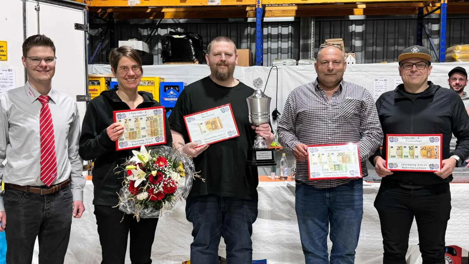 Im Namen des Bayernfanclub gratuliert Vorsitzender Timo Brenner (von links) Siegerin Doris Neumann, Marktmeister Jörg Maier, dem Zweitplatzierten Jürgen Pösl sowie dem Drittplatzierten Markus Raab. (Bild: gz)