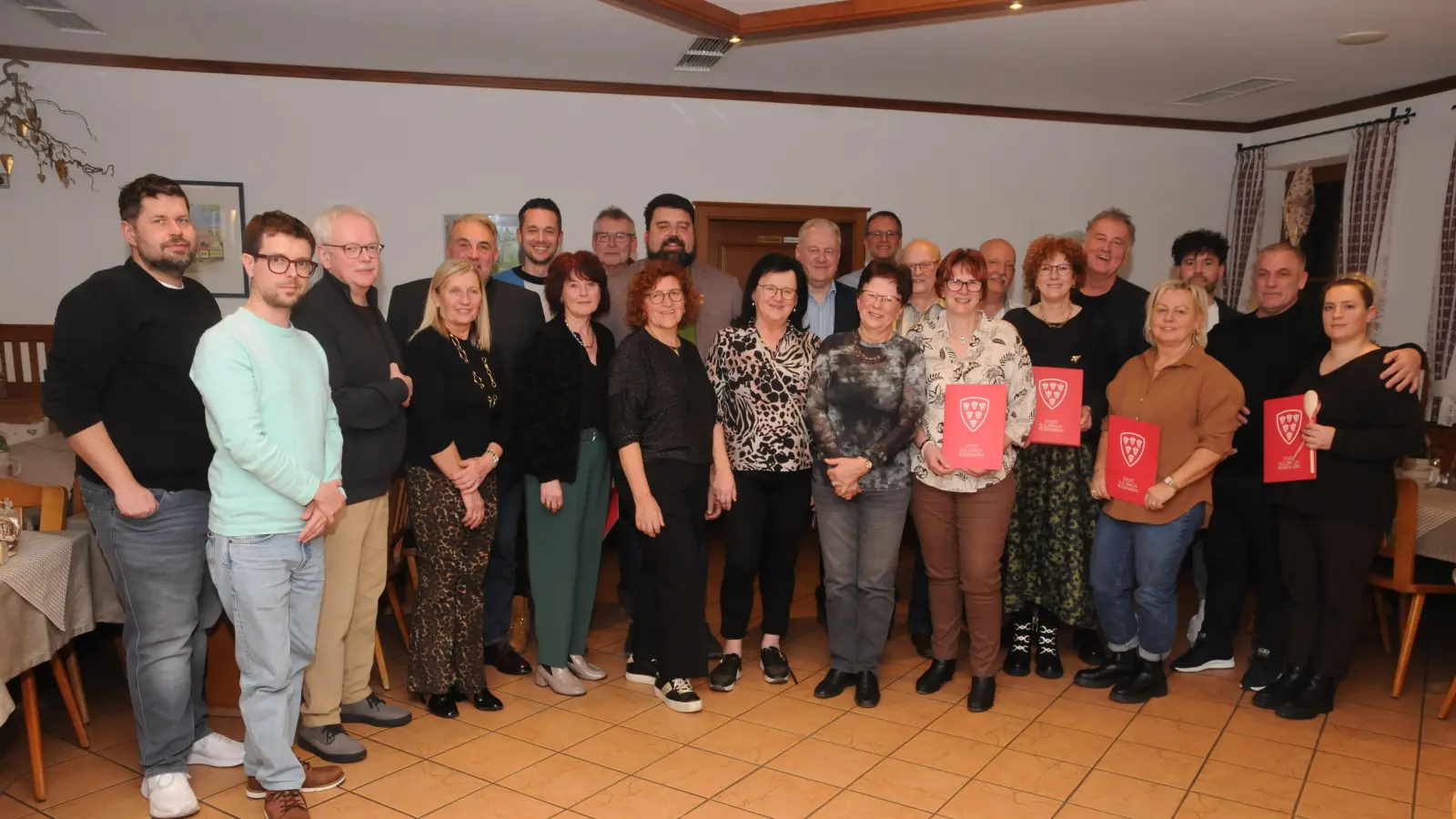 Die Schlemmerwirte und ihre Familien stellten sich zum Gruppenfoto mit Landrat und Bürgermeister. (Bild: Joachim Gebhardt)
