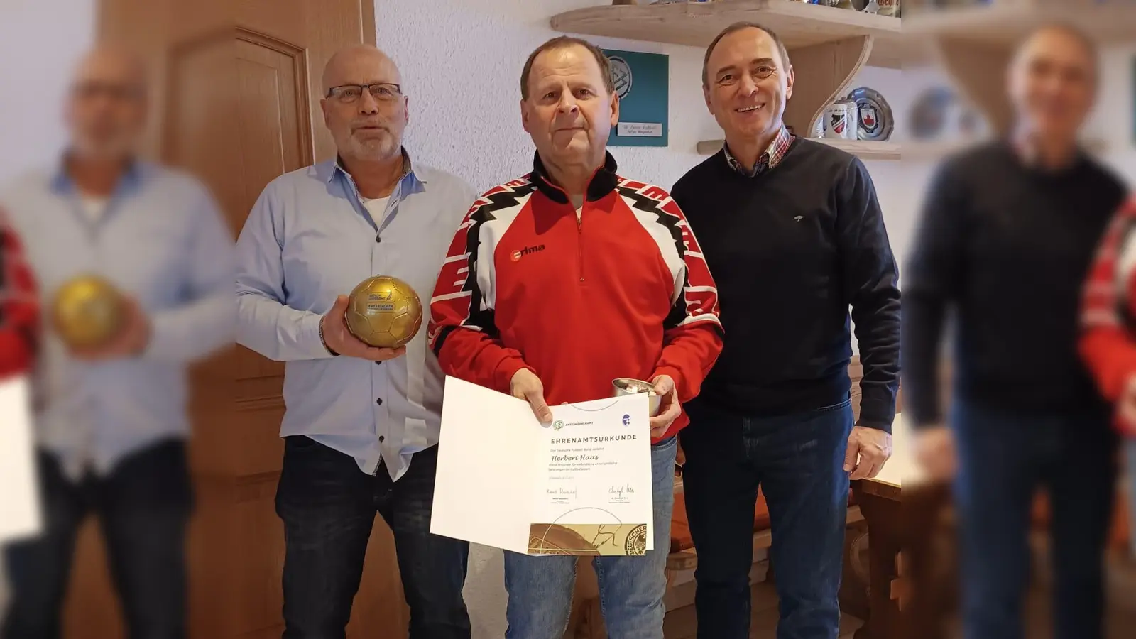 v.l.n.r. Roland Prühäuser (Ehrenamtsbeauftragter SpVgg Weigendorf), Herbert Haas, Herbert Ziegler (BFV) (Bild: Margitta Ziegler)