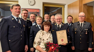 1. Reihe v. l. Birgit Sperber, KBI und Ehrenkommandant Hans Sperber, KBR Christof Storbl. 2. Reihe v. l. 1. Kommandant Armin Linhard, 1. Vorsitzende Rita Hafner, KBM Michael Schmidt, 2. Kommandant Gerd Pürner. 3. Reihe v. l. 2. Vorsitzender Johannes Appel, 1. Bürgermeister Hermann Mertel, Jugendwart Klaus Renner. (Bild: Johanna Dollacker-Gradl)