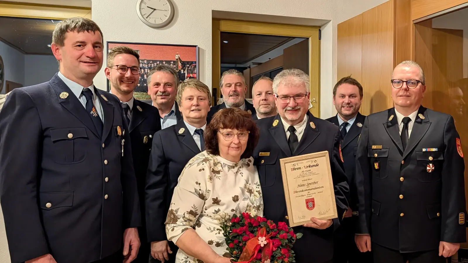 1. Reihe v. l. Birgit Sperber, KBI und Ehrenkommandant Hans Sperber, KBR Christof Storbl. 2. Reihe v. l. 1. Kommandant Armin Linhard, 1. Vorsitzende Rita Hafner, KBM Michael Schmidt, 2. Kommandant Gerd Pürner. 3. Reihe v. l. 2. Vorsitzender Johannes Appel, 1. Bürgermeister Hermann Mertel, Jugendwart Klaus Renner. (Bild: Johanna Dollacker-Gradl)