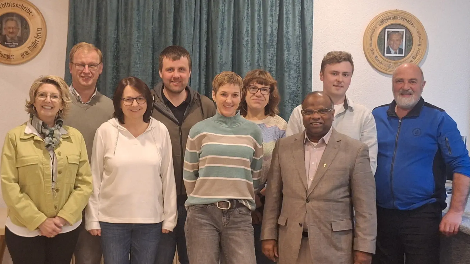 V.l. Petra Donhauser, Anton Heldmann, Ingrid Richter, Stefan Schadl, Jasmin Heinrich, Gertraud Heinrich, Pfarrer Moses Gudapati, Andreas Heldmann, Ewald Gebhard. (Bild: Petra Donhauser)