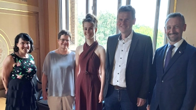 Preisträgerin Carolin Ruppert mit ihren Eltern sowie Kursleiterin Simone Kurbjuweit (links) und Schulleiter Hans Kistler (rechts). (Bild: Matthias Balk)