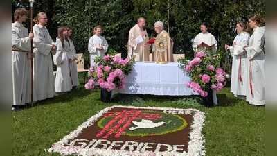 Die beiden Geistlichen am Ende des Festgottesdienstes auf der Höhe des Pittersberger Vereinszentrums, zusammen mit den Messdienern etc. Pfarrer Beer spendete den Segen. Auch dankte er den fleißigen Frauenhänden der Nikolauspfarrei für die zum Beispiel zahlreichen Blumenteppiche an den vier Altären.  (Bild: Michael Götz)