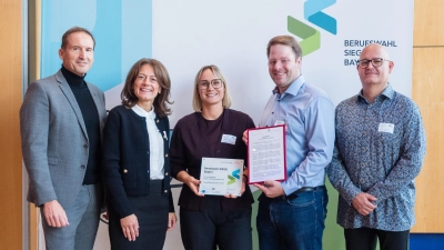 Bildunterschrift von links nach rechts: Schulleiter Jürgen Bomertl, Konrektorin Isabella Geiger, Laura Übelacker, Henner Wasmuth, Matthias Rudolph. (Bild: Henner Wasmuth)