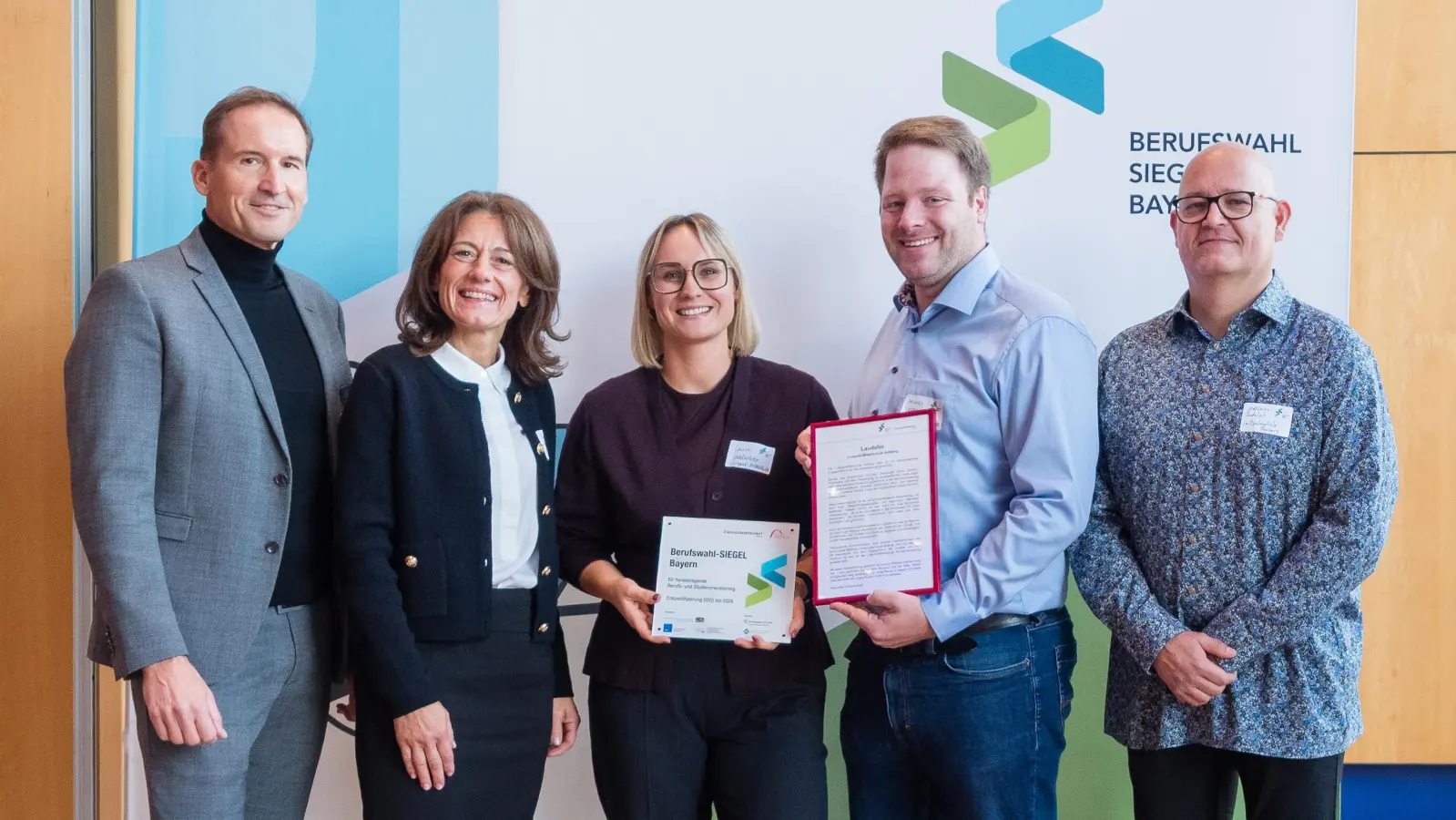 Bildunterschrift von links nach rechts: Schulleiter Jürgen Bomertl, Konrektorin Isabella Geiger, Laura Übelacker, Henner Wasmuth, Matthias Rudolph. (Bild: Henner Wasmuth)