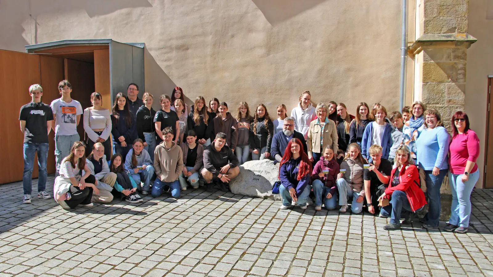 Schülerinnen und Schüler der Naabtal-Realschule Nabburg und der tschechischen Partnerschule aus Horšovský Týn sind mit Bürgermeisterin Frau Ehemann unterwegs in Nabburg.  (Bild: Elisabeth Schneider)