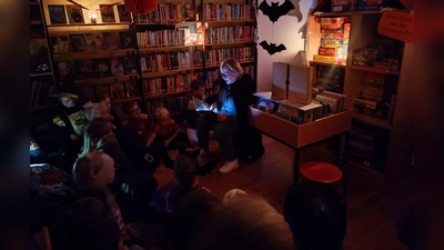 Monika Mrosek organisierte zusammen mit Anna Dittrich und Maria Riss eine gruselige Vorlesestunde in der Stadt-und Pfarrbücherei Vilseck. (Bild: Jonas Dittrich)