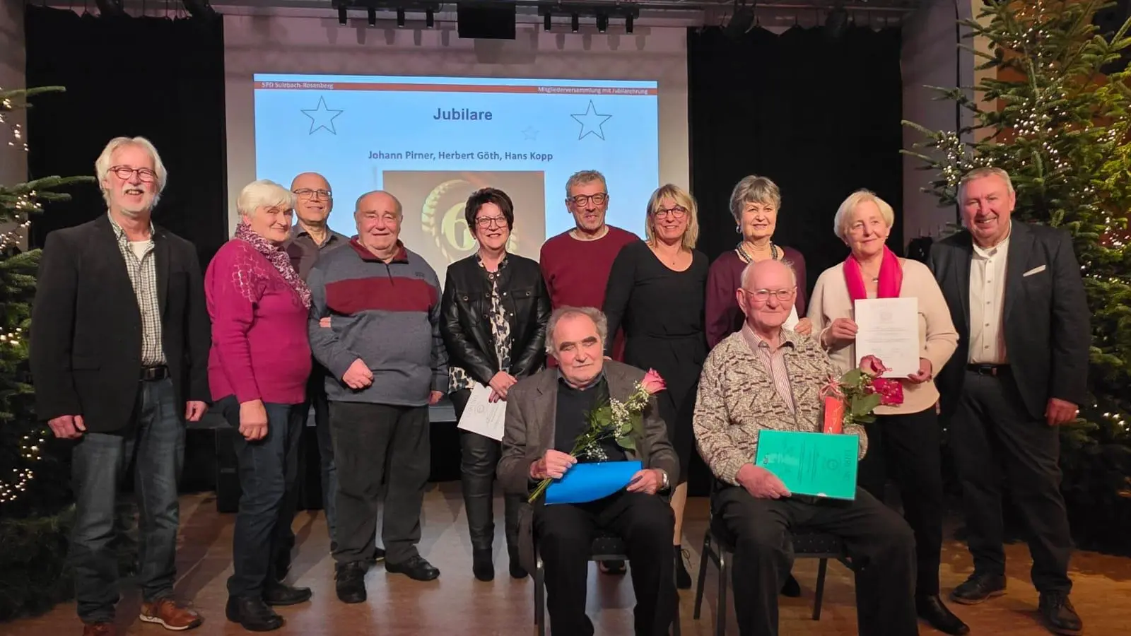 Jubilare und Vorstand des SPD Ortsvereins Sulzbach-Rosenberg: v. l. Dr. Thomas Steiner, Helma Dirrigl, Bernd Leibig, Walter Dirrigl, Renate Dümmler, Manfred Mederer, Bettina Moser, Hildegard Geismann, Helene Schwarz und Joachim Bender. Vorne sitzend die Jubilare v. l. Hans Kopp und Johann Pirner. (Bild: Ute Bender)