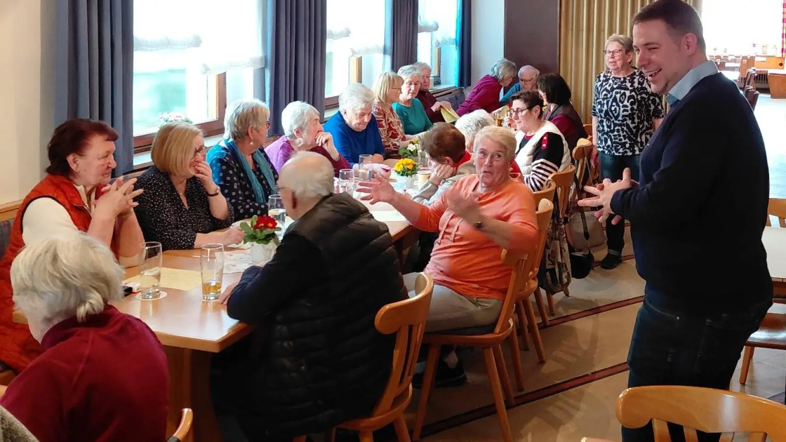 Bürgermeisterkandidat Daniel Hutzler (rechts stehend) zeigte den zahlreichen Gästen beim SPD-Seniorennachmittag seine Ideen für die Stadtpolitik auf. (Bild: Uwe Bergmann)