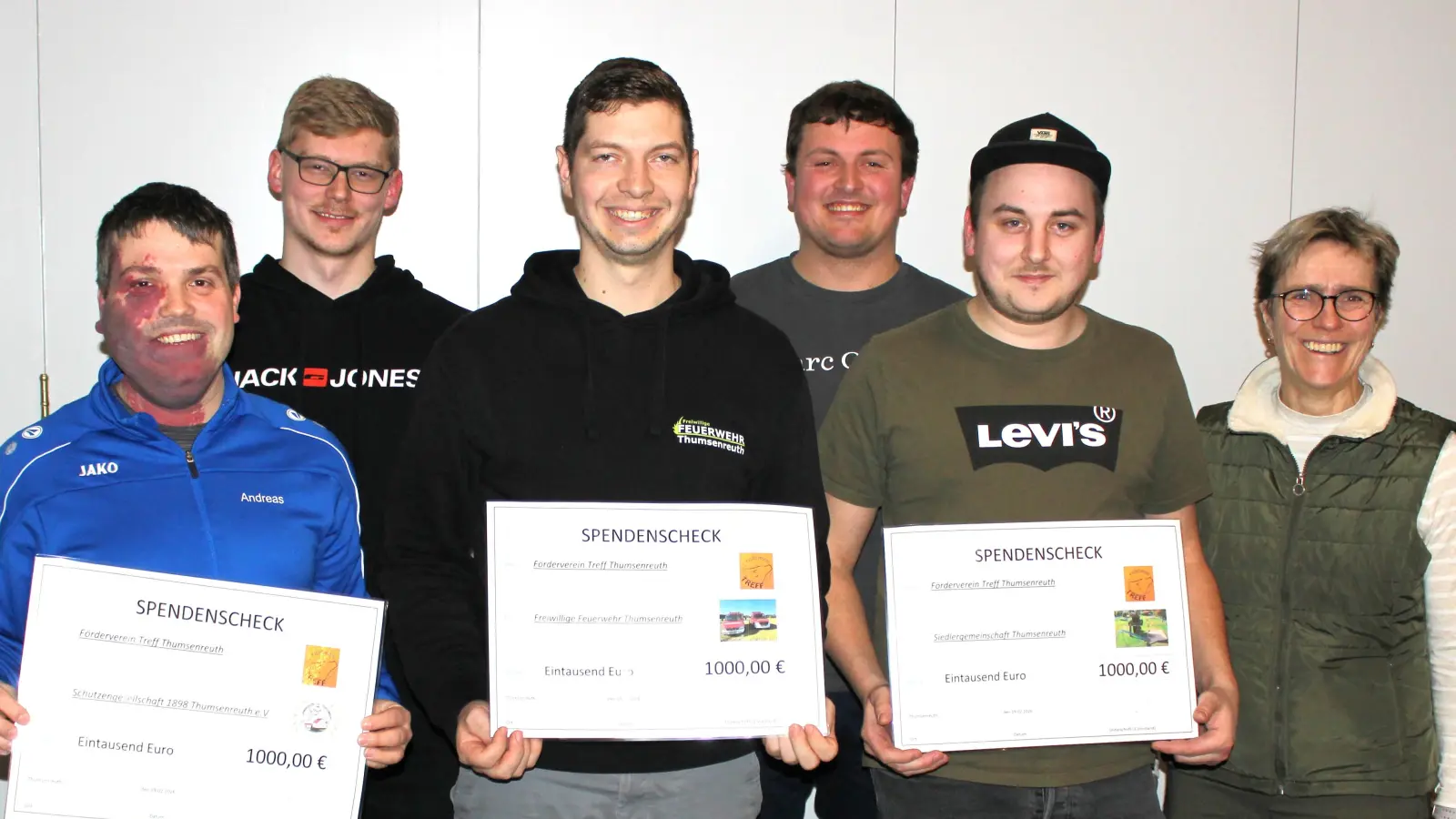 Die Vereine 1898 Thumsenreuth (2. Vorsitzender Andreas Heinz - links), Freiwillige Feuerwehr Thumsenreuth (Jugendwart Michael Schraml - mitte) und der Siedlerverein Thumsenreuth (Beisitzer Maximilian Sirtl - 2. von rechts) freuten sich mit Bürgermeisterin Marion Höcht (rechts) über die unerwartete Spende von je 1000 Euro, die vom Kassier Aron Steiner (hinten links) und Vorsitzernden Fabian Moller (hinten rechts) überreicht wurde. (Bild: Herbert Mattes)