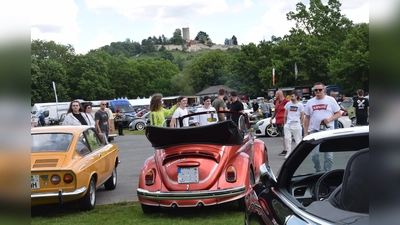 Am Pfingstsonntag ist zum Oldtimertreffen mit Burgblick auf dem Volksfestplatz nach Burglengenfeld eingeladen. Etwa 350 Fahrzeuge werden erwartet.  (Bild: Paul Böhm)