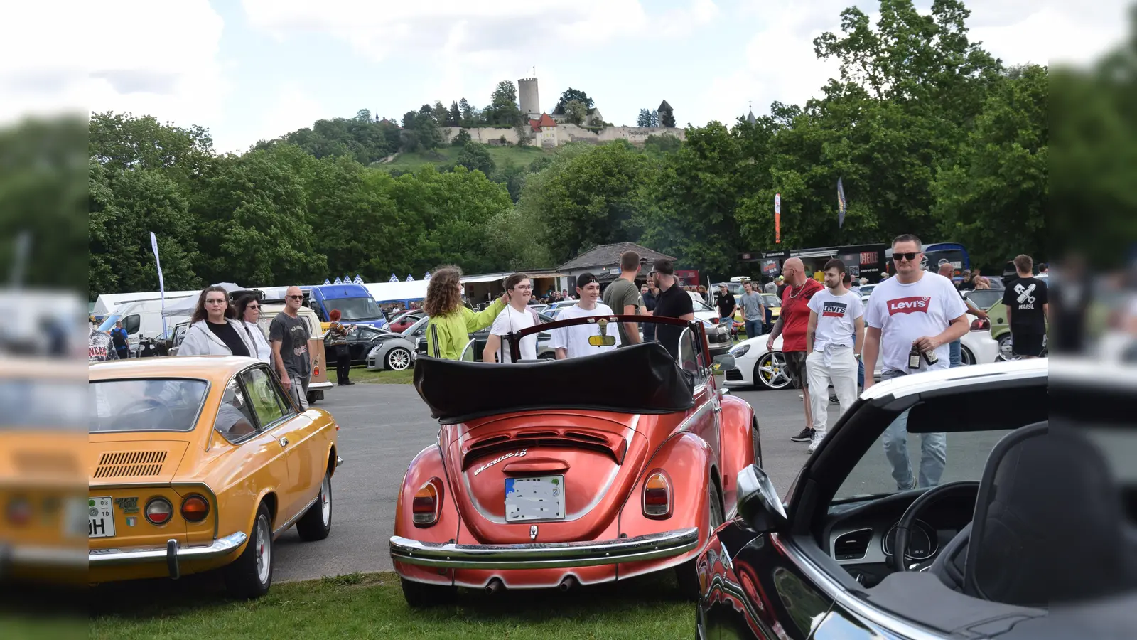 Am Pfingstsonntag ist zum Oldtimertreffen mit Burgblick auf dem Volksfestplatz nach Burglengenfeld eingeladen. Etwa 350 Fahrzeuge werden erwartet.  (Bild: Paul Böhm)