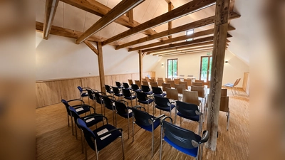 Kultur in besonderer Atmosphäre: Im Dachgeschoss des Dorfcafés „KaffeeZeit“ in Gleiritsch wird bei „KaffeeZeit LIVE“ regelmäßig Raum für Musik, Kabarett und Lesungen geschaffen. (Bild: Anton Brand)