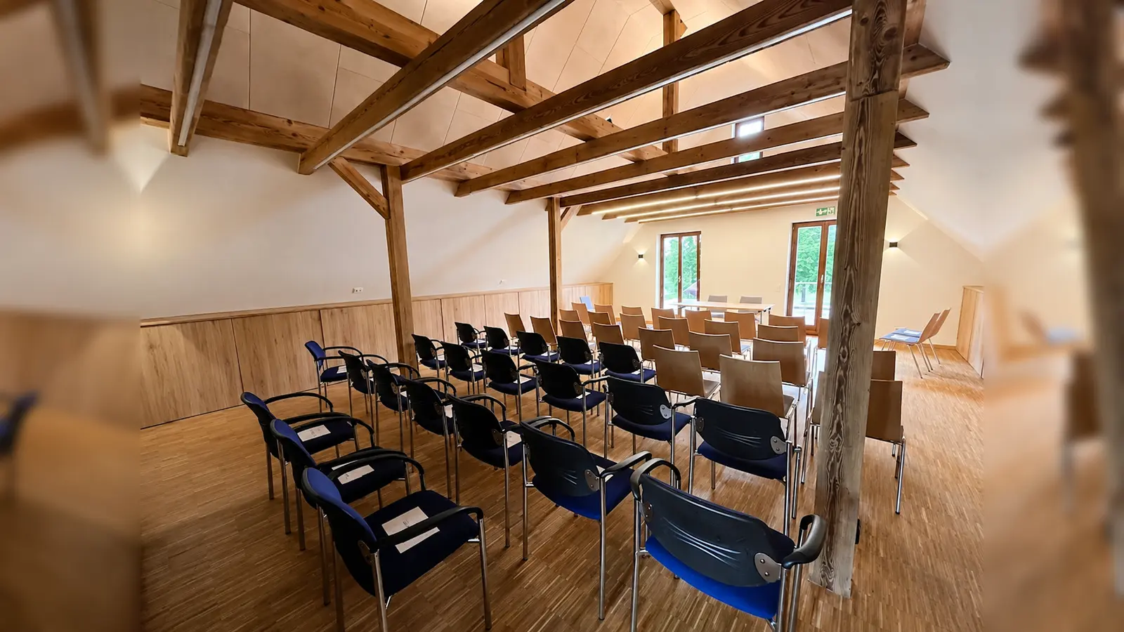 Kultur in besonderer Atmosphäre: Im Dachgeschoss des Dorfcafés „KaffeeZeit“ in Gleiritsch wird bei „KaffeeZeit LIVE“ regelmäßig Raum für Musik, Kabarett und Lesungen geschaffen. (Bild: Anton Brand)